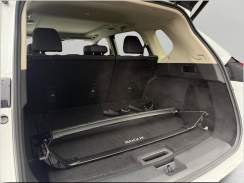 Used 2025 Nissan Rogue Platinum image 17