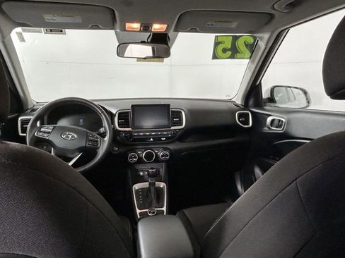 Used 2025 Hyundai Venue SEL image 19