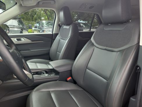 Used 2025 Ford Explorer Active w/ Active Comfort Package RWD image 12