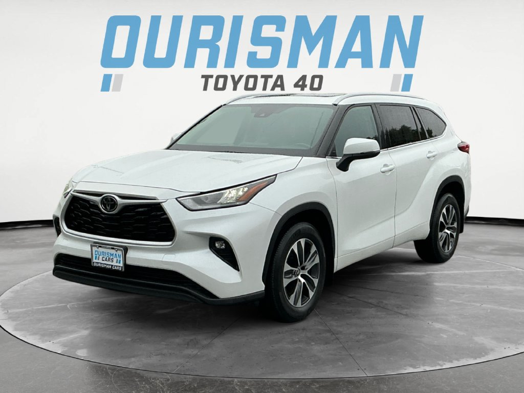 Used 2022 Toyota Highlander XLE AWD/4WD image 3
