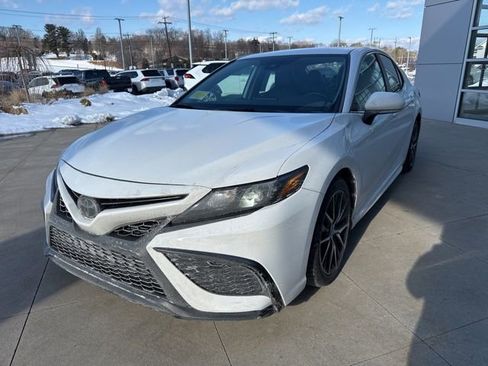 Used 2023 Toyota Camry SE image 3