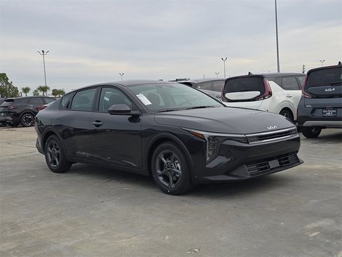New 2025 Kia K4 LXS image 2