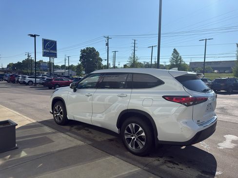 Used 2022 Toyota Highlander XLE AWD/4WD image 5