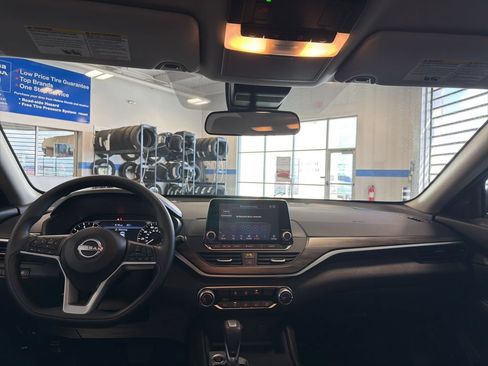 Used 2025 Nissan Altima 2.5 SV FWD image 9