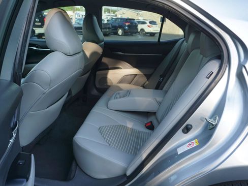 Used 2019 Toyota Camry SE FWD image 14