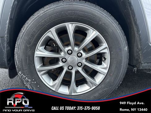 Used 2020 Jeep Cherokee Latitude Plus w/ Cold Weather Group image 10