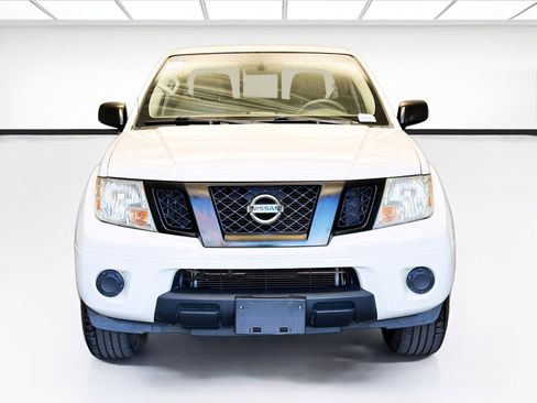Used 2019 Nissan Frontier SV image 2