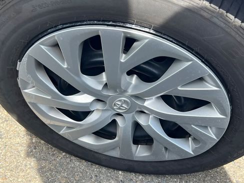 Used 2017 Toyota Corolla LE FWD image 15