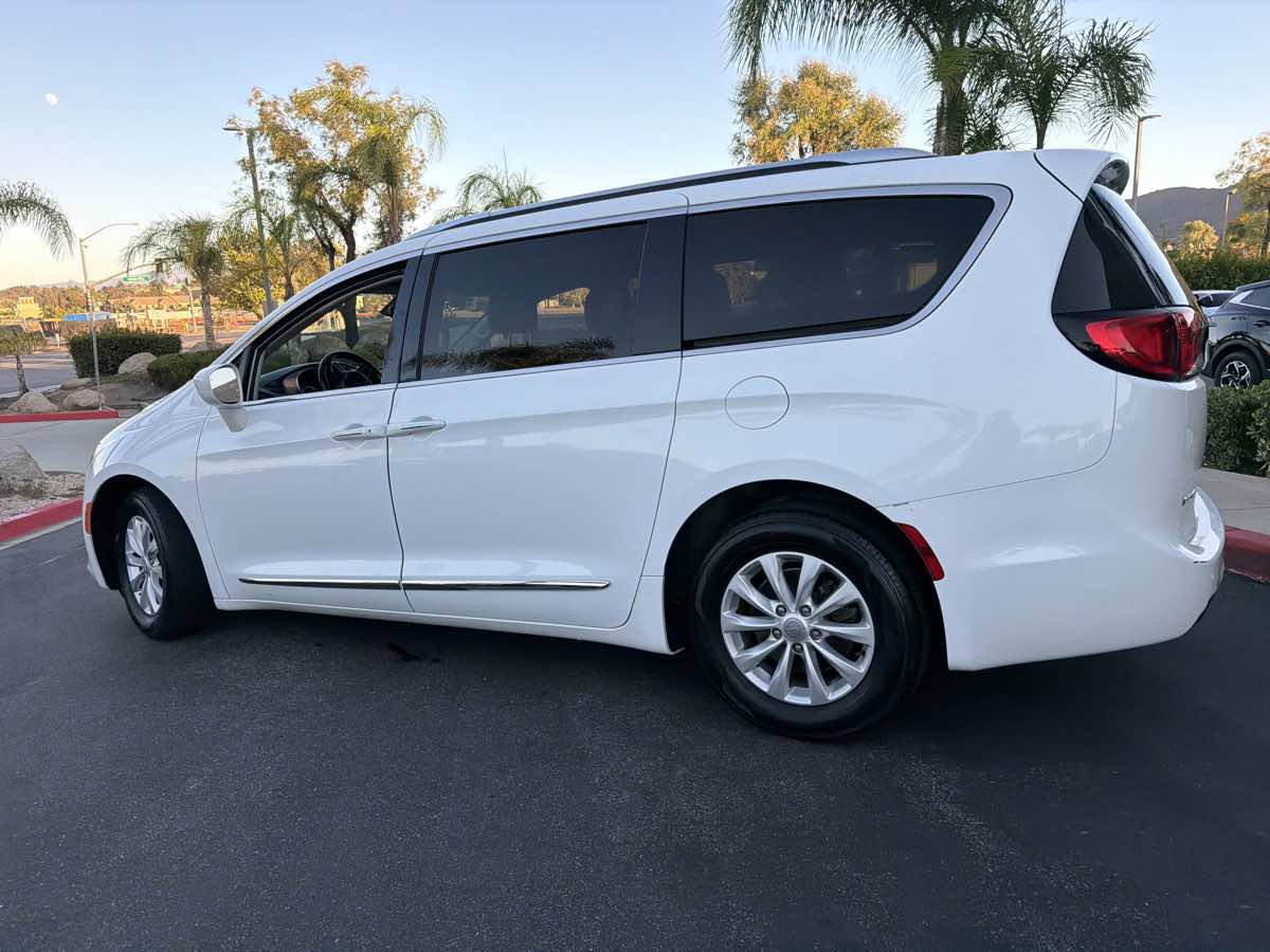 Used 2019 Chrysler Pacifica Touring-L FWD image 14