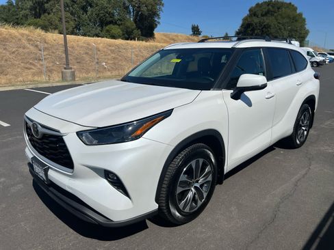 Used 2023 Toyota Highlander XLE FWD image 5