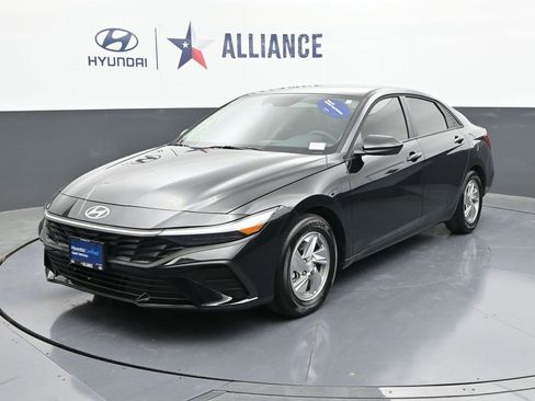 Certified 2025 Hyundai Elantra SE FWD image 1
