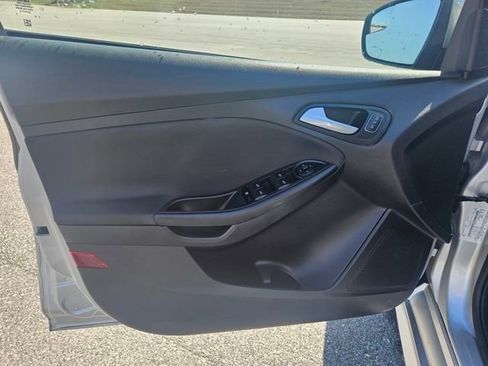 Used 2015 Ford Focus SE w/ SE Sport Package image 10