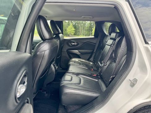 Used 2019 Jeep Cherokee Limited FWD image 24