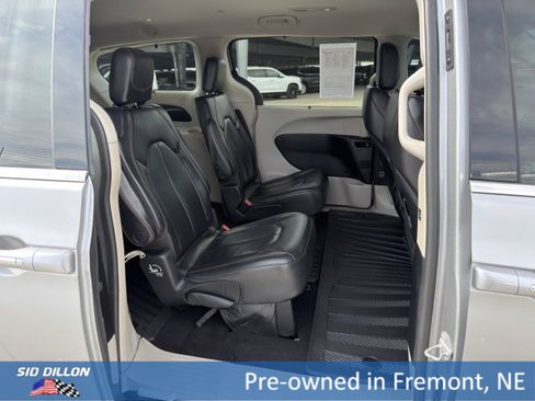 Used 2017 Chrysler Pacifica Touring-L image 15