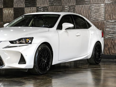 Used 2018 Lexus IS 300 w/ Comfort Package image 9
