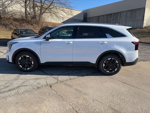 Used 2024 Kia Sorento S image 8