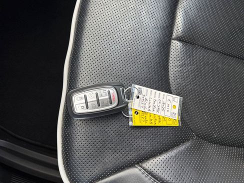 Used 2025 Chrysler Pacifica Limited FWD image 35