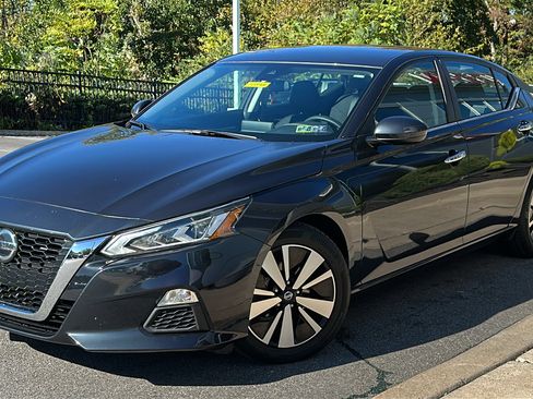 Certified 2022 Nissan Altima 2.5 SV image 1