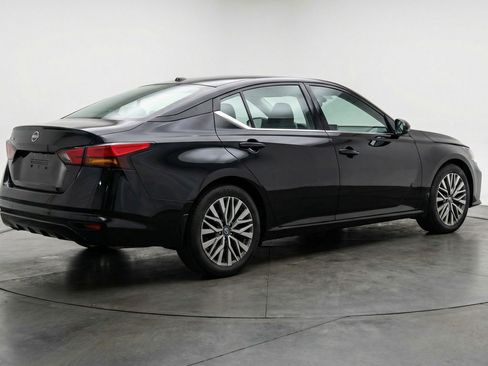 Used 2025 Nissan Altima 2.5 SV image 9