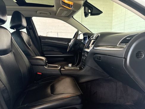 Used 2017 Chrysler 300 C RWD image 16