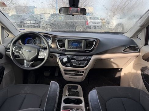 Used 2019 Chrysler Pacifica LX image 12