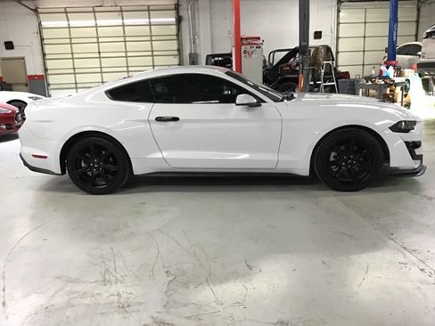 Used 2018 Ford Mustang Coupe RWD image 4