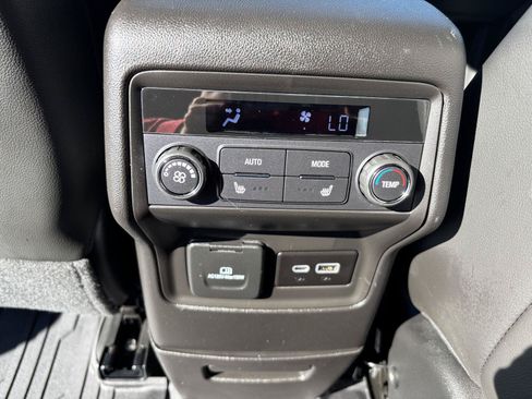 Used 2023 GMC Acadia SLT w/ Technology Package AWD/4WD image 17