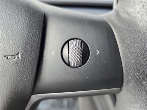 Used 2022 Tesla Model Y Long Range image 19