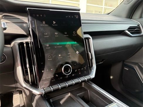 Used 2025 GMC Acadia Elevation image 10