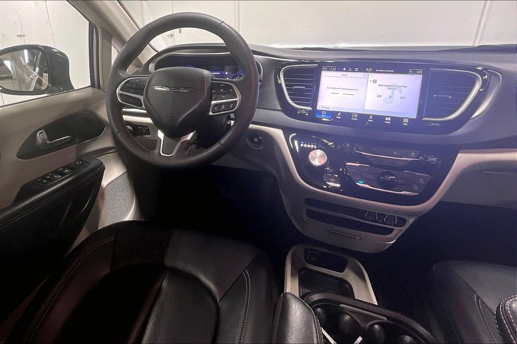 Used 2024 Chrysler Pacifica Touring-L FWD image 6