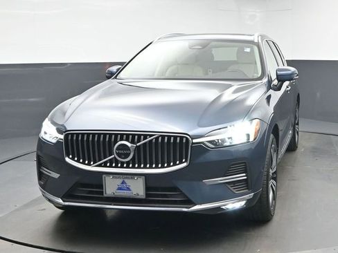 Used 2023 Volvo XC60 B5 Plus w/ Climate Package image 3