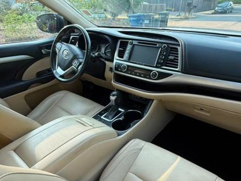 Used 2018 Toyota Highlander XLE AWD/4WD image 3