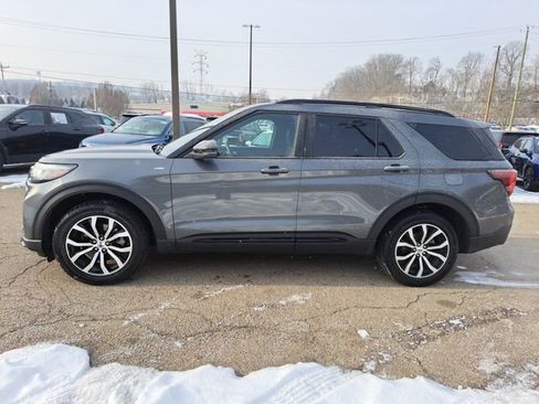 Used 2025 Ford Explorer ST-Line image 2