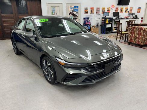 Used 2025 Hyundai Elantra SEL image 28
