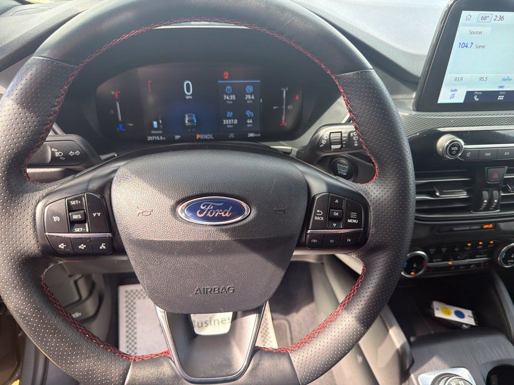 Used 2025 Ford Escape ST-Line Select AWD/4WD image 17