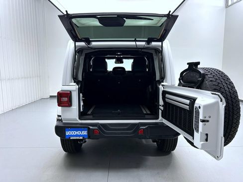 Used 2019 Jeep Wrangler Unlimited Sahara AWD/4WD image 21