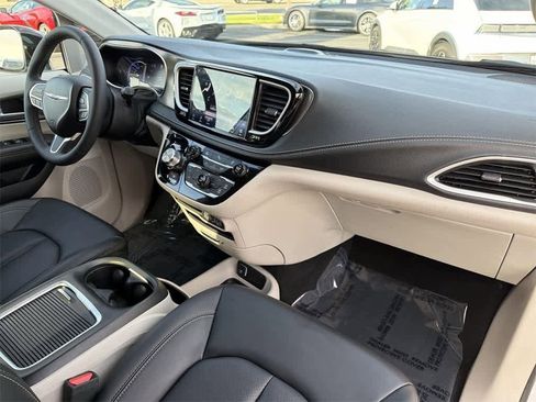 Used 2024 Chrysler Pacifica Select image 41