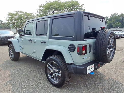 Used 2024 Jeep Wrangler Unlimited w/ Convenience Group AWD/4WD image 28