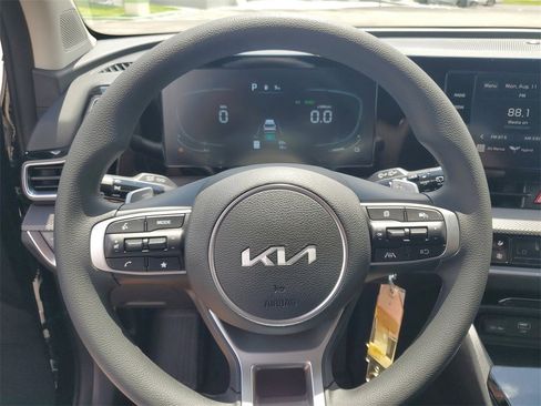 New 2025 Kia Sportage LX image 10
