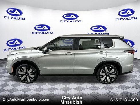 New 2025 Mitsubishi Outlander SE image 4