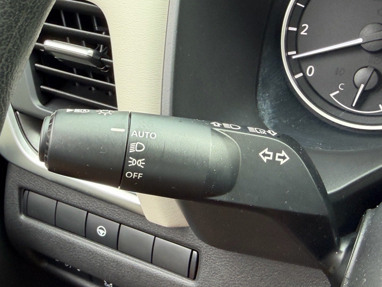 Used 2024 Nissan Rogue SV FWD image 30