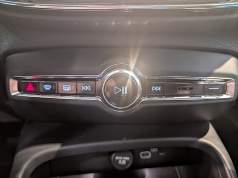 Used 2024 Volvo XC40 B5 Plus image 23