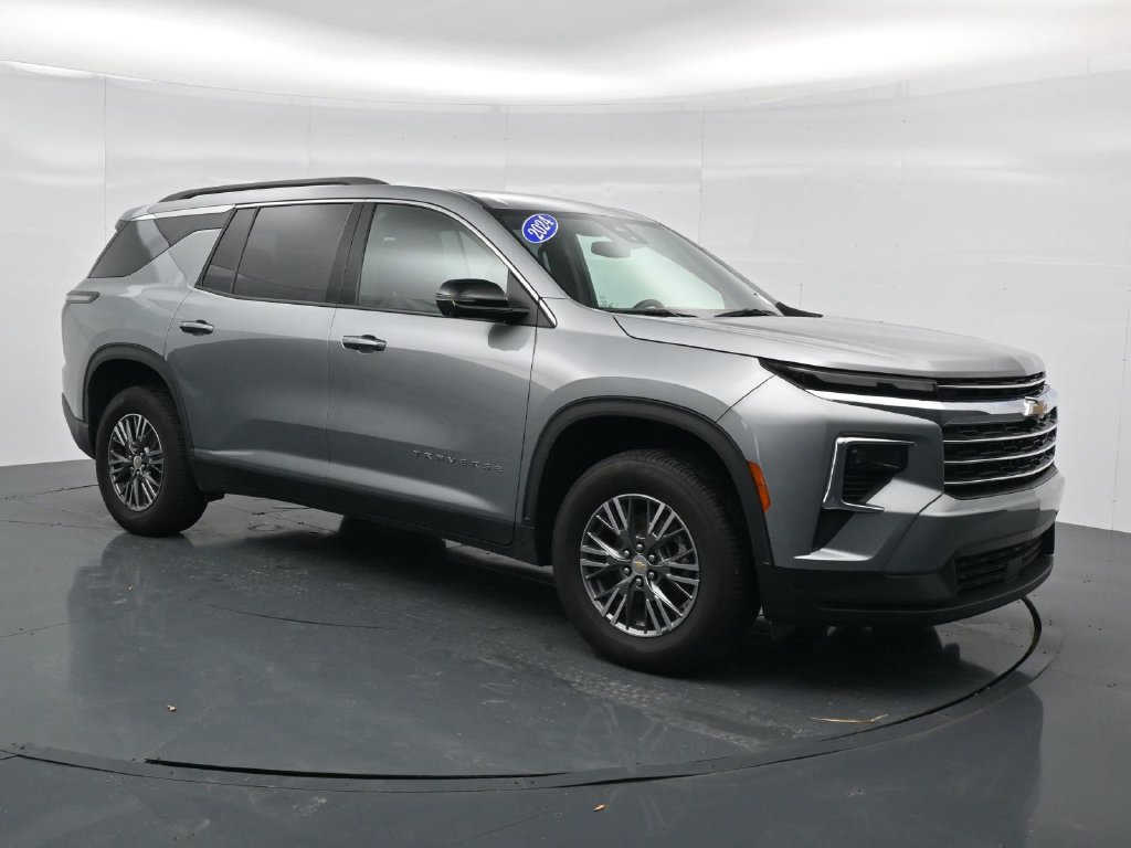 Used 2024 Chevrolet Traverse LT FWD image 3