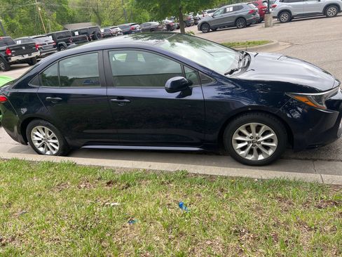 Used 2020 Toyota Corolla LE w/ LE Convenience Package FWD image 4