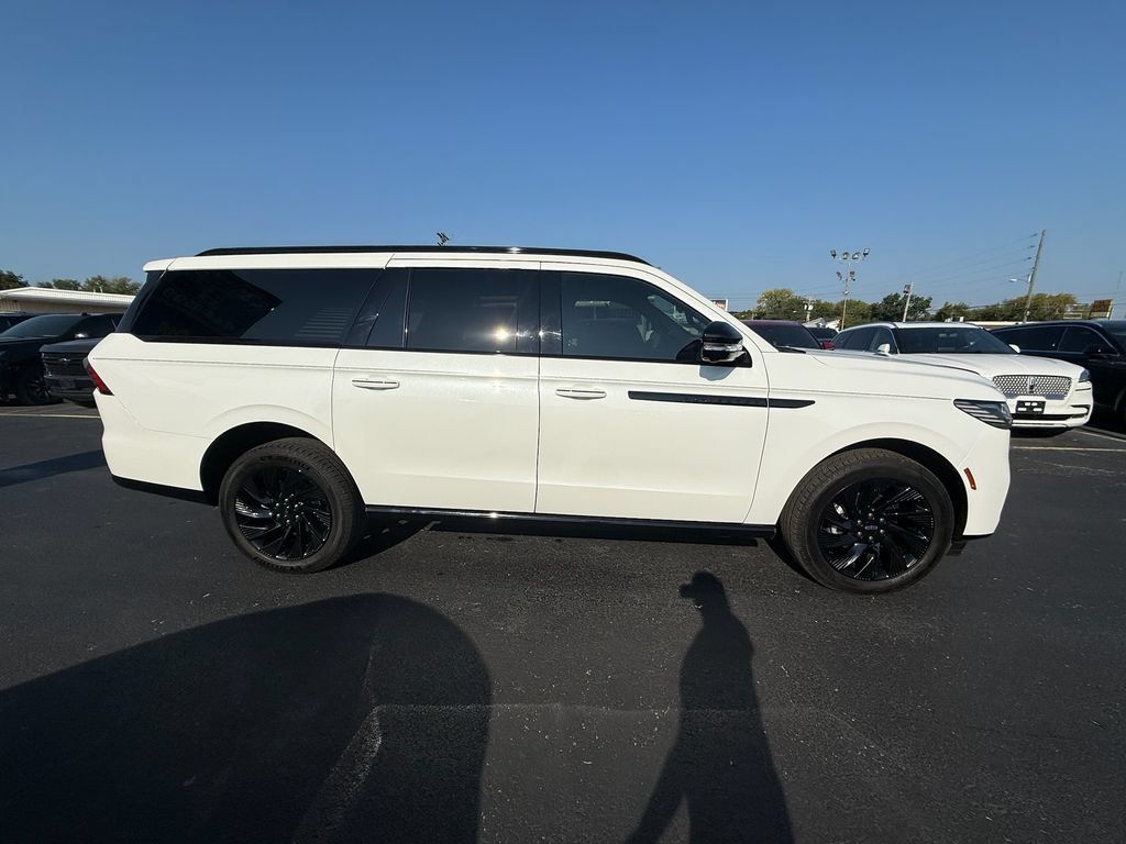 Used 2026 Lincoln Navigator L Reserve w/ Jet Appearance Package AWD/4WD image 2