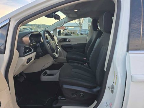 Used 2023 Chrysler Voyager LX image 9