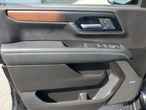 Used 2025 GMC Yukon XL Denali RWD image 18