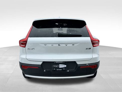 Used 2025 Volvo XC40 B5 Core image 8
