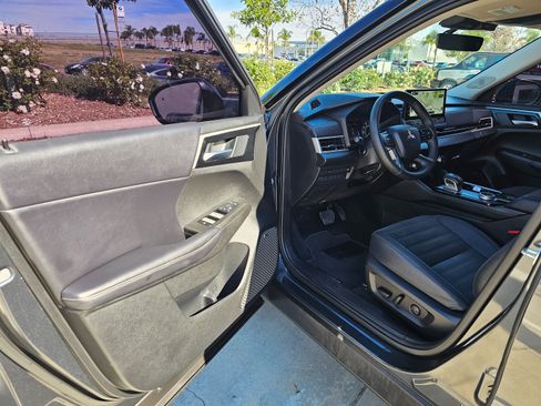 Used 2025 Mitsubishi Outlander SE image 15