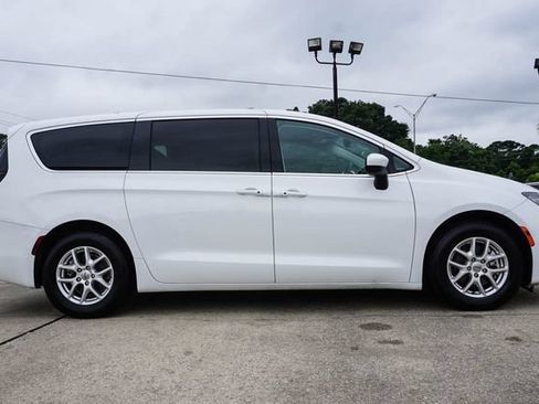 Used 2023 Chrysler Voyager LX FWD image 3